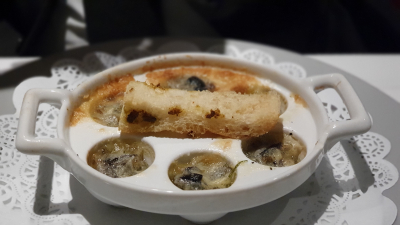 Icecold Burgundy snails with garlic herb butter and baguette crouton