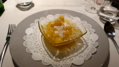Mint-flavoured pineapple salad with coconut flakes